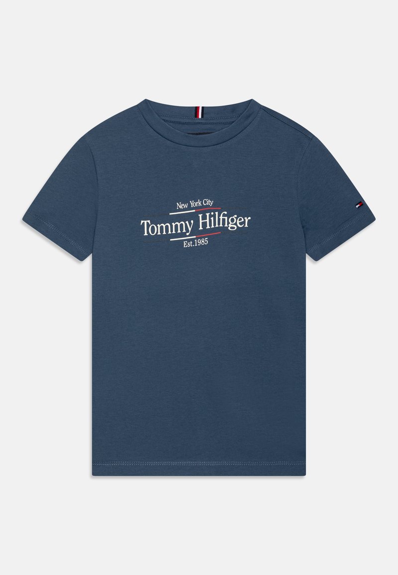 Námorně modré tričko vyrobené z bavlny, s kulatým výstřihem a krátkými rukávy. Přední grafika obsahuje "New York City" a "Tommy Hilfiger."