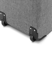 Scatola di stoccaggio in tessuto grigio con angoli arrotondati, base in plastica nera e ruote a scorrimento fluido. Presenta angoli rinforzati con hardware in argento.