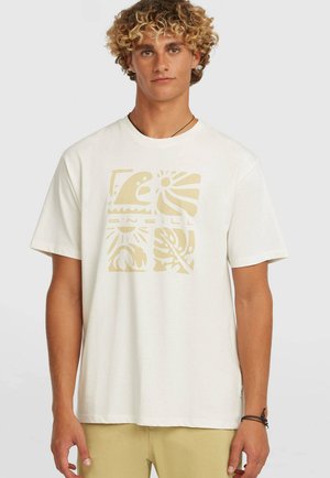 Biele bavlnené tričko s grafickým zlatým dizajnom obsahujúcim abstraktné tvary a vzory. Krátke rukávy a voľný strih.