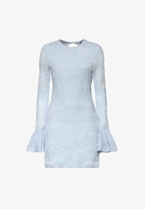 Vestido mini azul claro de manga larga con patrón floral texturizado y puños acampanados con volante, cuenta con una pequeña abertura de llave en la espalda con cierre de botón.