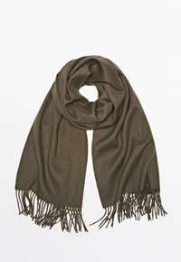 Écharpe vert olive en tissu doux, avec une texture lisse et des bords frangés, drapée de manière soignée en forme circulaire.