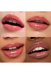 Quatre vues rapprochées de lèvres présentant différentes teintes de gloss rose, avec des textures et des finitions variées sur des tons de peau divers.