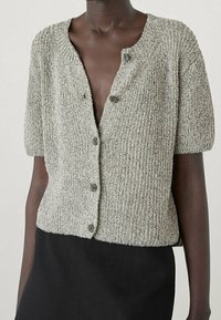 Cardigan lavorato a maglia grigio chiaro con maniche corte, scollatura rotonda e quattro bottoni monopetto; tessuto testurizzato con motivo sottile.
