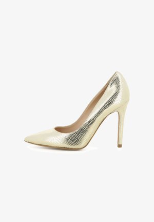 Goldfarbener, metallischer Pumps mit spitzer Zehenpartie, strukturierter Oberfläche und schlanker Silhouette. Glänzendes Finish reflektiert Licht.