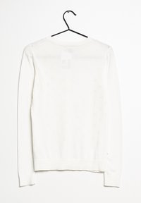 Suéter blanco de manga larga hecho de una tela ligera, con un cuello redondo, puños acanalados y una textura suave con sutiles detalles de costura.