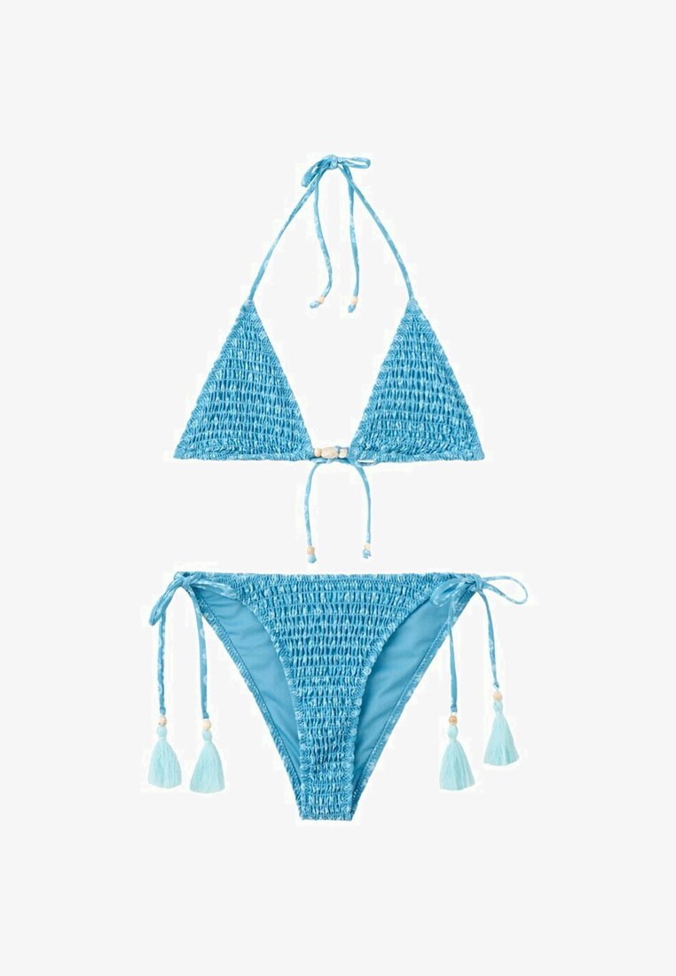 Bikini azzurro chiaro con texture, top a triangolo, chiusure con laccetti e laccetti laterali con nappine sullo slip abbinato.
