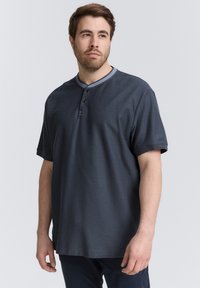 Donkerblauwe korte mouwen henley-shirt met een ronde hals, twee-knopen placket en een subtiel structuurstof.