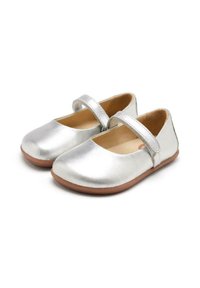 Scarpe Mary Jane in metallo argentato con punta arrotondata, suola piatta in gomma marrone e cinturino regolabile sulla parte superiore del piede. Texture liscia.