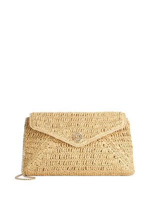 Geweven beige clutch met envelopklep, gouden ronde sluiting en dun gouden kettingriempje geplaatst op een witte achtergrond.