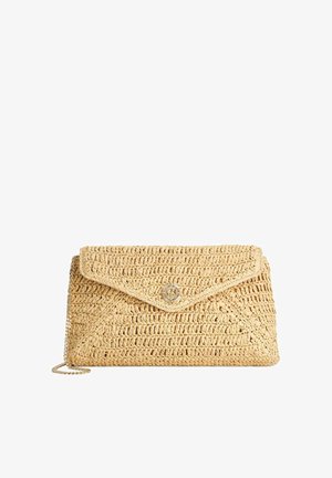 Geweven beige clutch met envelopklep, gouden ronde sluiting en dun gouden kettingriempje geplaatst op een witte achtergrond.