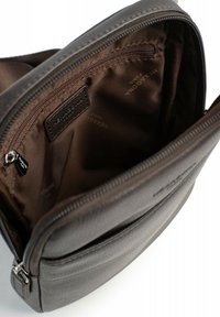 Borsa in pelle marrone con chiusura a zip, fodera in tessuto e una piccola tasca esterna. L'interno ha una texture liscia con il logo del marchio.