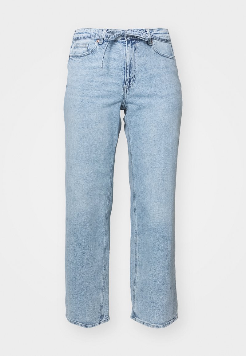 Ljust blå denimjeans med en avslappnad rak benform, fem fickor och midjeband med bälteshällor. Slitet utseende med subtil blekning.