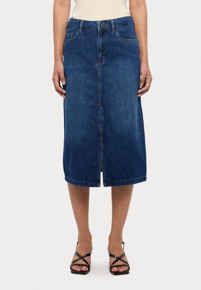 Fustă midi din denim de culoare albastru închis, cu slit frontal, bucle pentru curea și cinci buzunare. Bază cu cusături plate și detalii de cusătură vizibile.