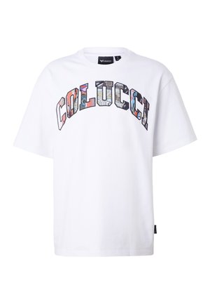 Hvid T-shirt med korte ærmer med farverigt mønstret "COLUCCI"-tekst buet hen over brystet og et sort mærke med brandnavn ved halsudskæringen.