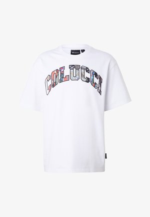 Biała koszulka z krótkim rękawem z kolorowym, wzorzystym napisem "COLUCCI" łukowato rozciągniętym na klatce piersiowej oraz czarną metką marki przy linii szyi.