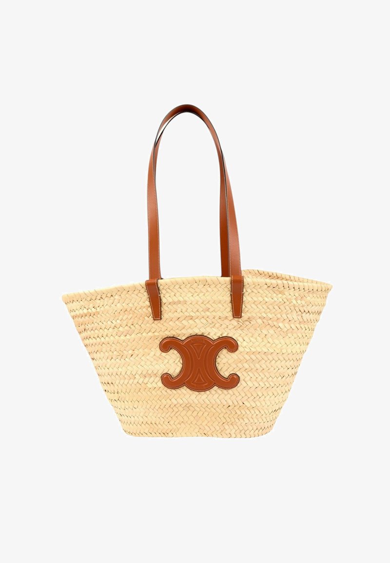Sac cabas en paille tissée avec deux longues poignées en cuir marron et un logo décoratif en cuir marron au centre avant.