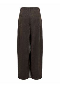Pantalons larges marron à taille haute, avec deux poches arrière et un tissu doux et texturé. Les coutures sont visibles le long des seams.