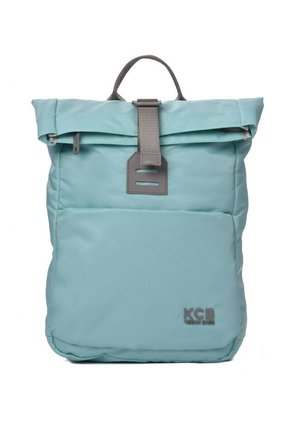 Mochila azul con tapa enrollable, hecha de material suave y resistente al agua. Cuenta con un cierre de hebilla gris y un logo en la parte frontal inferior.