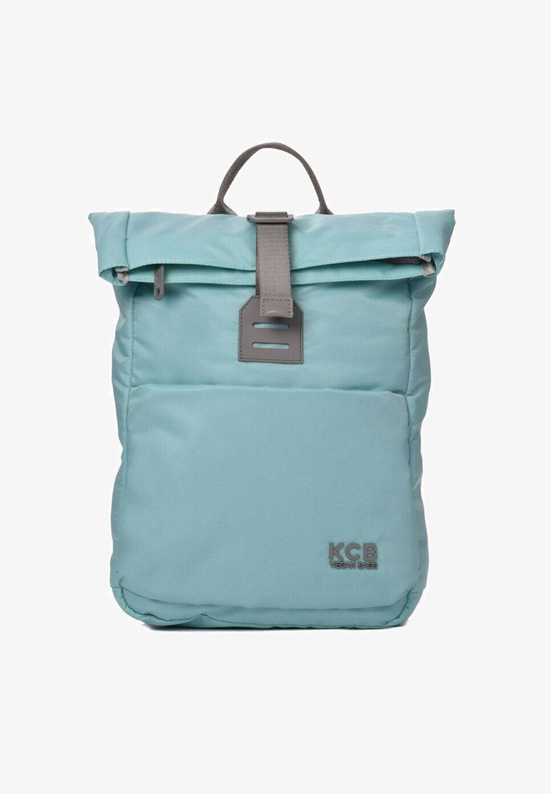 Mochila azul con tapa enrollable, hecha de material suave y resistente al agua. Cuenta con un cierre de hebilla gris y un logo en la parte frontal inferior.