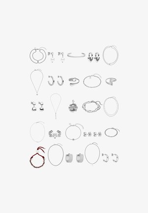 Kollektion von silbernem Schmuck, einschließlich Ohrringe, Armbänder und Halsketten. Enthält verschiedene Designs wie Creolen, Anhänger und Charm-Stile.