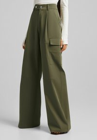 Bershka Tygbyxor - khaki