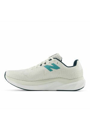 Scarpa da corsa New Balance bianca con logo turchese, tomaia strutturata, intersuola ammortizzata e suola nera, vista laterale.