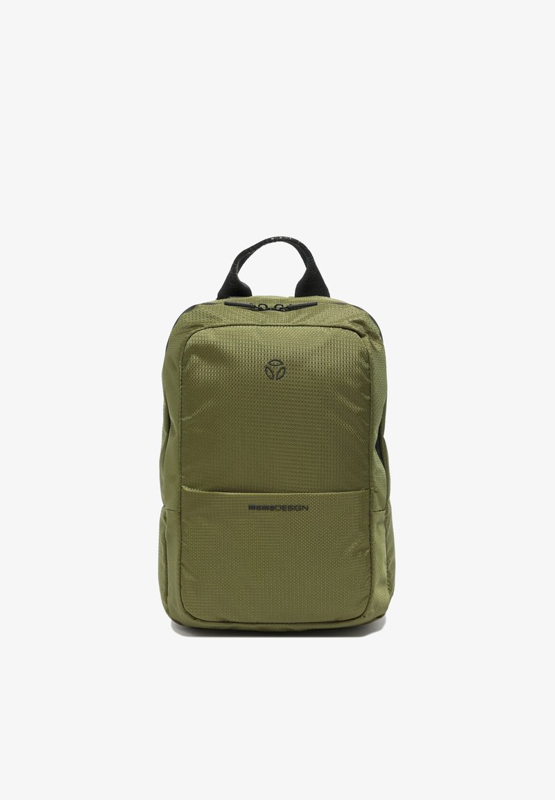 Sac à dos compact vert olive avec poignée noire, poche zippée avant et logo discret sur tissu texturé.
