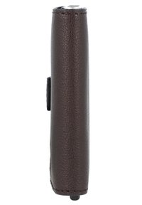 Bruine leren portemonnee met een gestructureerde afwerking, voorzien van een zijknop en een slank, elegant ontwerp. De randen zijn netjes gestikt.