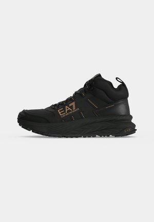 EA7 Emporio Armani, CRUSHER SONIC WATERPROOF BOOT UNISEX - Ежедневни обувки с връзки - triple black/gold