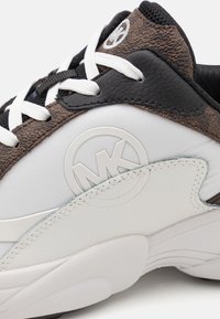 MICHAEL Michael Kors SAMI - Sporta apavi - brown