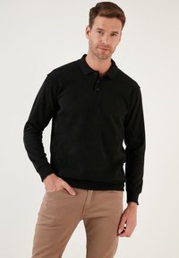 - Sweter