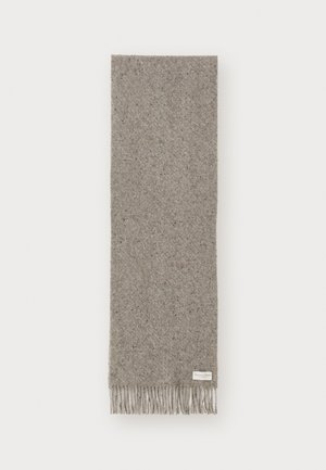 Bufanda de lana en gris claro con un acabado texturizado. Cuenta con bordes con flecos y una pequeña etiqueta de la marca en un lado.