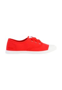 Sneakers di tela rossa con punta e suola in gomma bianca. Presentano occhielli per i lacci e un design liscio e piatto.