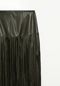Ciemnozielona skórzana spódnica z dopasowaną talią i długimi, pionowymi frędzlami. Gładka tekstura z połyskującym wykończeniem.