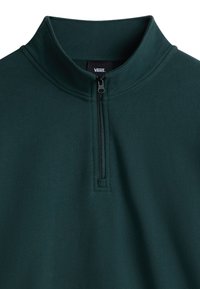 Sudadera de media cremallera en verde oscuro, fabricada con un tejido suave. Cuello alto con una pequeña cremallera. Diseño simple y limpio, sin patrones ni adornos.