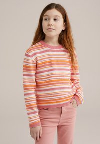 Pulover tricotat multicolor cu dungi orizontale în nuanțe de roz, portocaliu și alb, având o margine ondulată și un guler clasic rotund.