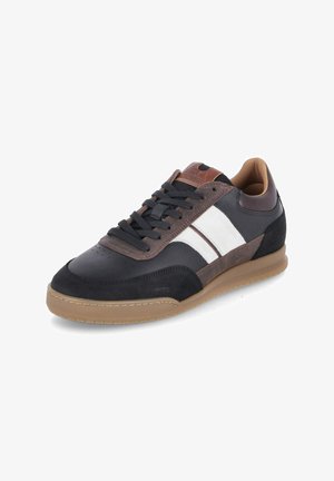 Sneakers da uomo caratterizzati da un mix di pelle nera e suede marrone, strisce bianche sui lati, suola in gomma e design a punta rotonda.