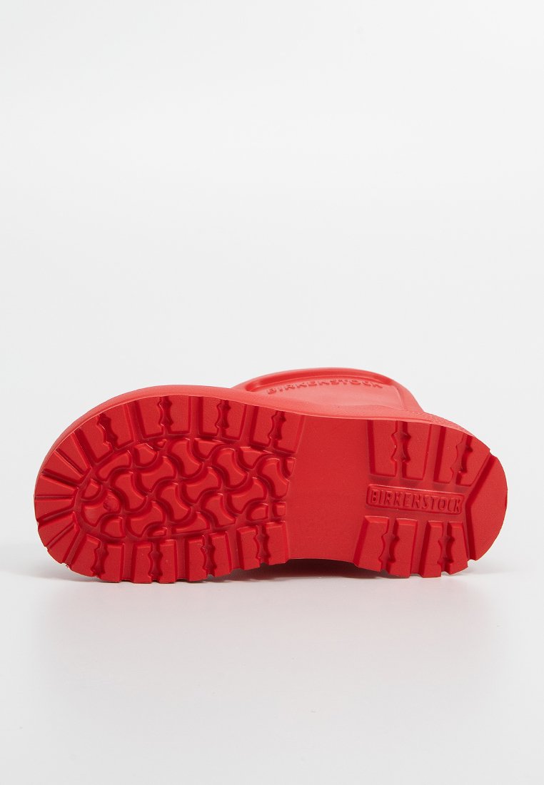 Rode rubberen sandaalonderkant met een geprofileerd loopvlak. Heeft een reliëf 'BIRKENSTOCK'-logo en gebogen randen voor grip en duurzaamheid.