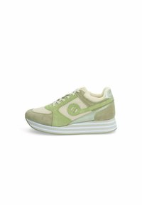 Grüne und beige Sneaker aus Mesh- und Wildledermaterialien, mit runder Zehenform, weißgestreifter Zwischensohle und Logodetail an der Seite.