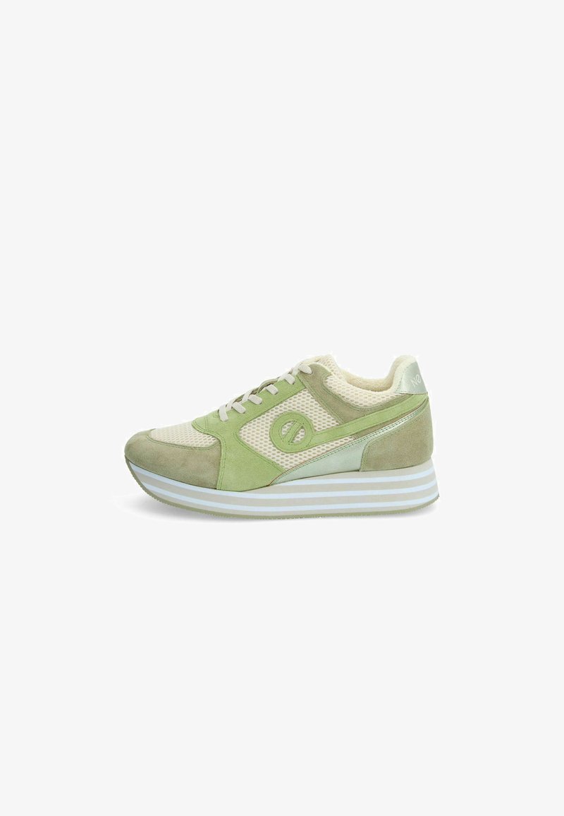 Grüne und beige Sneaker aus Mesh- und Wildledermaterialien, mit runder Zehenform, weißgestreifter Zwischensohle und Logodetail an der Seite.