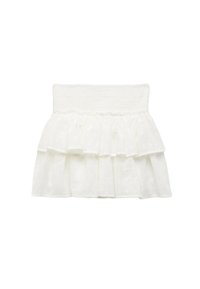 Vit tiered mini kjol med elastisk smockad midja och delikat blommönster på lättvikts tyg.