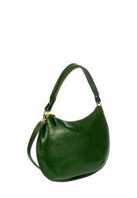 Sac à main en cuir vert avec une forme incurvée, doté d'une bandoulière tressée et d'accents en métal doré. Texture lisse avec une finition brillante.