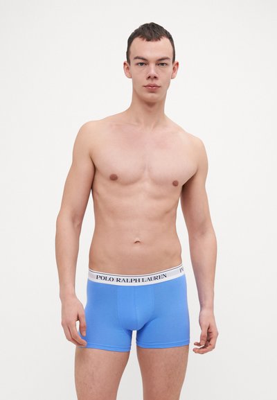 Világoskék pamut boxer alsó, fehér derékrésszel, fekete "POLO RALPH LAUREN" felirattal. A kialakítás testhez álló és sima.