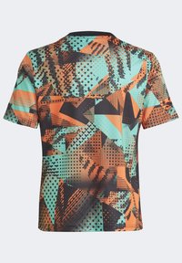 Koszula z krótkim rękawem w geometryczny wzór w odcieniach pomarańczowego, turkusowego i czarnego, z różnymi kształtami, kropkami i liniami na materiale.