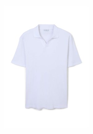 Polo shirt bianco a maniche corte con texture a coste, colletto a V e vestibilità comoda, caratterizzato da un'etichetta del marchio discreta sul colletto.