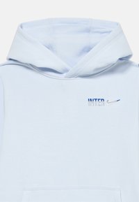 Világoskék kapucnis hoody, puha anyagból, húzózsinórral ellátott kapucnival. A mellkason "INTER" felirat kék színben, valamint a "Nike" logó fehér és kék színben látható.