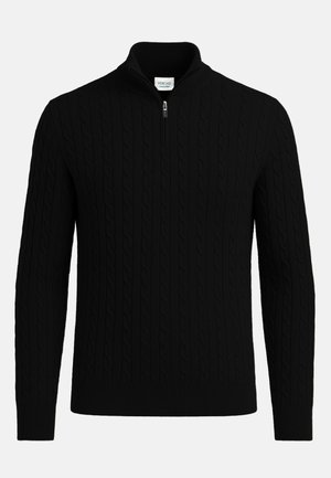 Schwarzer Kabelstrickpullover mit langen Ärmeln und einem Viertelreißverschluss-Kragen, gerippten Bündchen und Saum, auf einem weißen Hintergrund präsentiert.