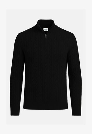 Schwarzer Kabelstrickpullover mit langen Ärmeln und einem Viertelreißverschluss-Kragen, gerippten Bündchen und Saum, auf einem weißen Hintergrund präsentiert.