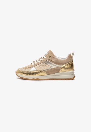 Sneaker beige con dettagli in camoscio, accenti metallici e un pannello dorato texturizzato. Il design prevede una chiusura con lacci bianchi e una suola in gomma.