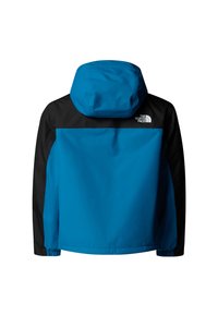 Blauwe en zwarte waterdichte jas met capuchon, elastische manchetten en logodetail op de bovenkant van de linkerachterzijde. Gladde textuur en sportief ontwerp.